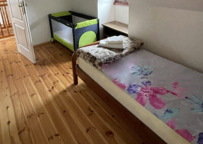Sypialnia z łóżeczkiem turystycznym- Domek Majka